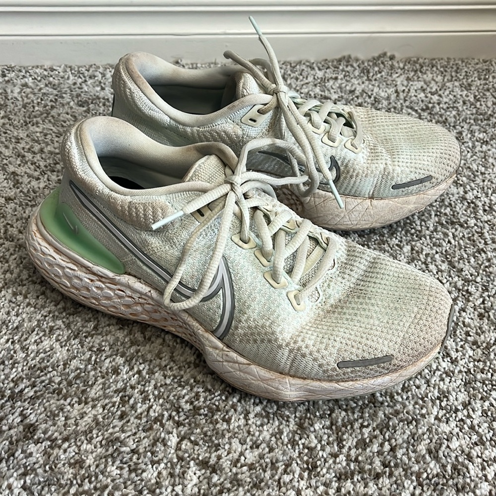 Nike zoom invincible running shoes